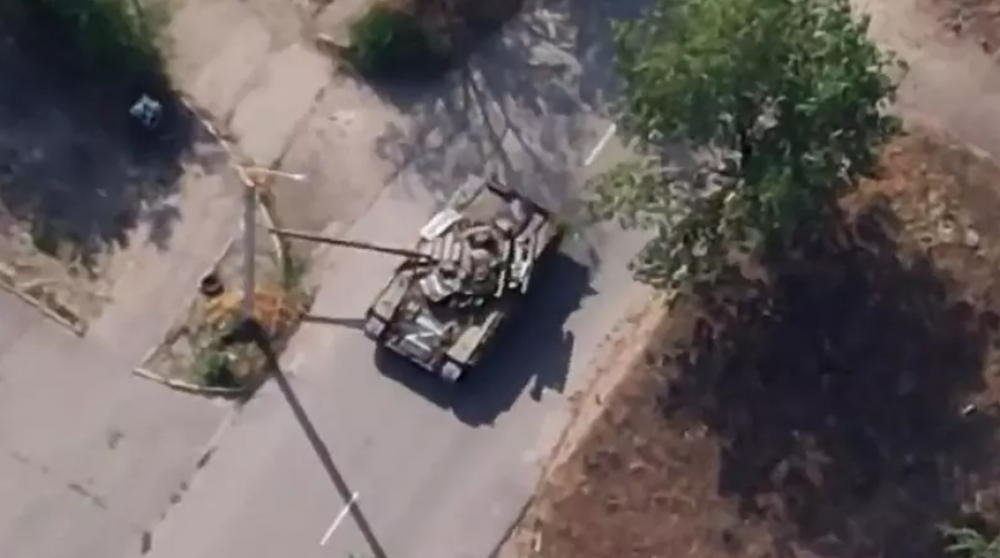 VIDEO // Un tanc rusesc a încercat, disperat, să scape de tunurile ucrainene și s-a ascuns într-o clădire. Ce s-a întâmplat după